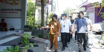 Mas Dhito melakukan survei lapangan di Kampung Inggris Pare. Foto: Ist