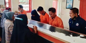 Proses penyaluran BLT BBM di Kantor POS Bangkalan. Foto: Bacaini/Rusdi