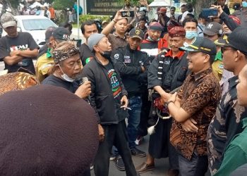 Curiga Permainan Dana Pokir, Warga Jombang Demo Kantor Dewan