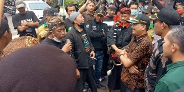 Aksi unjuk rasa di Gedung DPRD Jombang. Foto: Bacaini/Syailendra