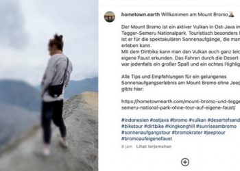 Turis asing kencing sembarangan di Gunung Bromo. Foto: Tangkapan layar