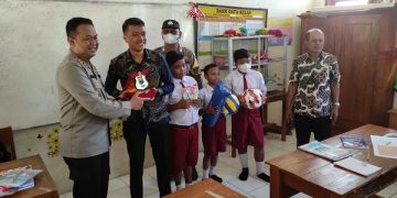 Kapolres Kediri AKBP Agung Setyo Nugroho menyerahkan bingkisan kepada guru Marga Chista. Foto: Bacaini/AK.Jatmiko