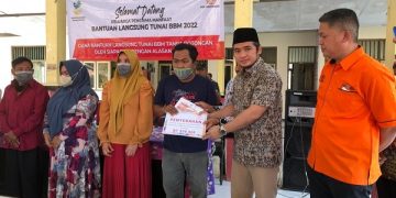Anggota DPR RI Komisi VIII, R.Imron Amin menyerahkan BLT BBM di Kantor Kecamatan Socah, Bangkalan. Foto: Bacaini/Rusdi
