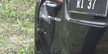 Mobil Alphard yang ditumpangi Menteri Pertanian penyok setelah mengalami kecelakaan beruntun. Foto: Bacaini/Syailendra