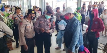 Polisi melakukan pemeriksaan identitas penumpang KA di Stasiun Kediri. Foto: Bacaini/AK.Jatmiko