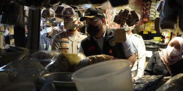 Mas Dhito berkunjung ke pasar yang dikelola Pemkab Kediri. Foto: Ist
