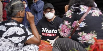 Mas Dhito saat memantau harga komoditas pangan di pasar Induk Pare. Foto: Ist