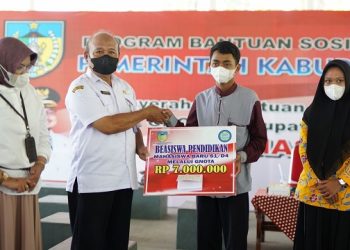 Mas Dhito Beri Beasiswa Pada Ratusan Mahasiswa