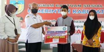 Penyerahan beasiswa bagi mahasiswa di Kabupaten Kediri. Foto: Ist