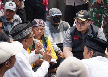 Warga Demo Kantor Desa, Mas Dhito Turun Tangan