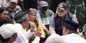Mas Dhito dengarkan aspirasi warga pendemo. Foto: Ist