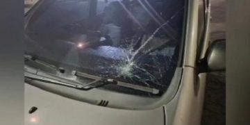 Salah satu mobil yang jadi korban teror pelemparan batu. Foto: tangkapan layar