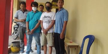 BR (kaos putih) PNS di Bangkalan dan temannya telah diamankan polisi usai pesta sabu. Foto: Bacaini/Rusdi