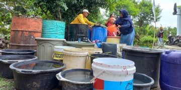 Sejumlah warga Tulungagung harus mengantre untuk mendapatkan air bersih. Foto: Bacaini/Setiawan