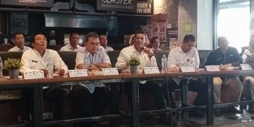 Wali Kota Kediri, Abdullah Abu Bakar saat konferensi pers penutupan jembatan Bandar Ngalim. Foto: Bacaini/Novira