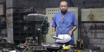 Murtadji menunjukan tempat produksi logam di pabriknya. Foto: Bacaini/Setiawan