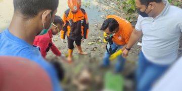 Polisi melakukan olah TKP penemuan jasad balita si pinggir sungai Sukopinggir Jombang. Foto: Bacaini/Syailendra