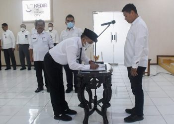 Lantik 7 ASN, Wali Kota Kediri Tekankan Pentingnya Kolaborasi