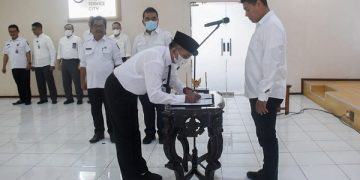 Wali Kota Kediri, Abdullah Abu Bakar saat melakukan pelantikan. Foto: Ist