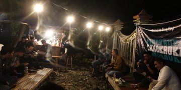 Suasana Cangkrukan Demokrasi di Gang Kopi Bangkalan. Foto: Bacaini/Rusdi