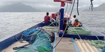 Tim SAR gabungan melakukan pencarian nelayan yang hilang. Foto: Bacaini/Aby