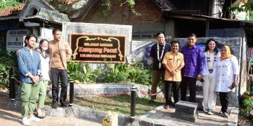 Wali Kota Kediri berfoto bersama artis ibu kota di Kampung Pecut. Foto: Ist