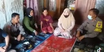 Pelaku penyebar video viral meminta maaf di rumah duka. Foto: tangkapan layar