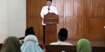 Asisten Perekonomiam dan Pembangunan Kota Kediri, Ferry Djatmiko saat hadir dalam acara Halaqah Islam di Masjid Agung Kota Kediri. Foto: Ist