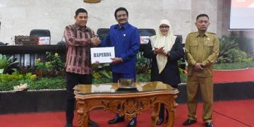 Wali Kota Kediri dan DPRD Kota Kediri setujui dua Raperda. Foto: Ist