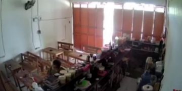 Detik-detik seorang pria yang mengendap-endap mencuri laptop di sebuah warung. Foto: potongan rekaman cctv
