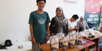 Sofi menunjukkan produksi kopi miliknya. Foto: Bacaini/Rusdi