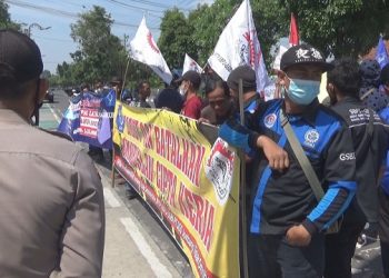 Demo Bupati Jombang, Ratusan Buruh Minta Naik Gaji