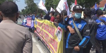 Demo buruh di depan Kantor Pemkab Jombang. Foto; Bacaini/Syailendra