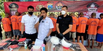 Polisi menunjukkan 15 tersangka dan barang bukti terjadinya bentrokan antar perguruan silat. Foto: Bacaini/AK.Jatmiko