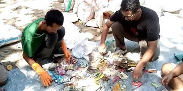 Sampah plastik di Pantai Gerangan Tulungagung. Foto: Bacaini/Setiawan