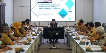 Bupati Kediri saat memimpin rapat penyaluran BLT BBM di Pemkab Kediri. Foto: Ist