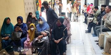 Para calon jemaah haji yang menjadi korban dugaan penipuan di Mapolres Kediri Kota. Foto: Bacaini/AK.Jatmiko
