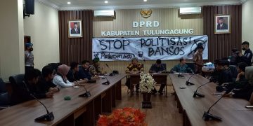 Proses audiensi mahasiswa HMI Tulungagung dengan anggota DPRD. Foto: Bacaini/Setiawan