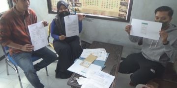 Atik, salah satu korban menunjukkan bukti penipuan arisan online. Foto: Bacaini/Syailendra