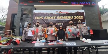 Polisi menunjukkan barang bukti hasil Operasi Sikat Semeru 2022. Foto: Bacaini/Aby