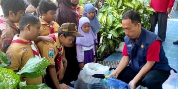 Murid SDN Tosaren 1 antusias mengikuti kegiatan Urban Farming Goes to School. Foto: Ist