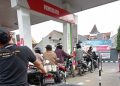 Ilustrasi antrean kendaraan di SPBU. Foto:bacaini/HTW