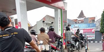 Ilustrasi antrean kendaraan di SPBU. Foto:bacaini/HTW