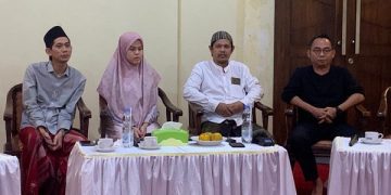 Eko Kuntadhi (kanan) saat meminta maaf kepada Ning Imaz dan suami di Ponpes Lirboyo. Foto: Istimewa
