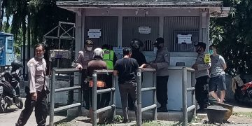 Penjualan tiket sebelah Selatan Stadion Brawijaya. foto: bacaini/Novira