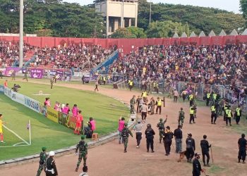 Diduga Aremania, Penonton Dikeroyok di Stadion Brawijaya Kediri