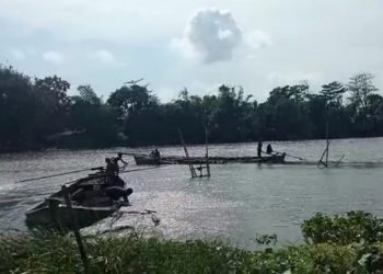 Warga Lempari Penambang Pasir Sungai Brantas