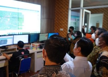 Rombongan Bupati Subang melihat comand centre RSUD dr. Iskak