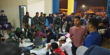 Evakuasi korban di Stadion Kanjuruhan, Malang. Foto: Bacaini/A.Ulul