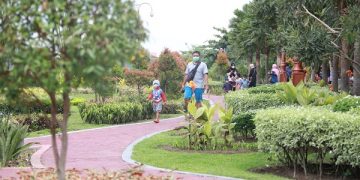 Aktivitas masyarakat di taman Kota Kediri. Foto: Ist